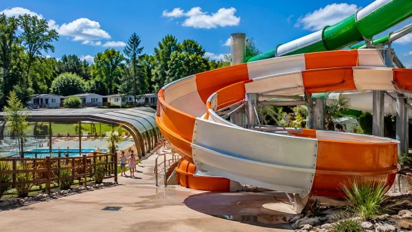 Choisir un camping avec parc aquatique pour des vacances en famille