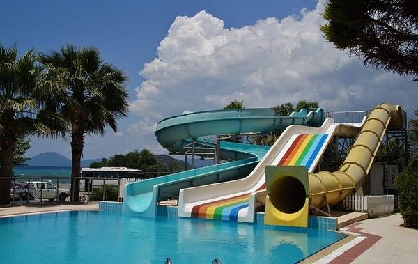 Plaisirs d'été : Découvrez les meilleurs campings naturistes avec parc aquatique
